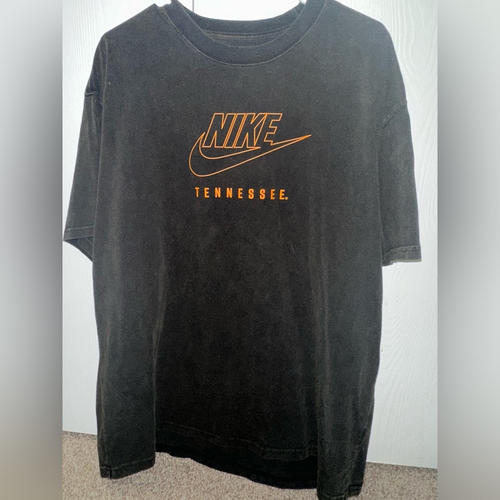 (NEVER WORN) NIKE tshirt mens Vols
